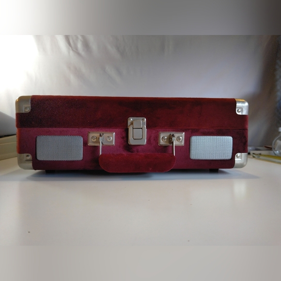 Crosley Red Portable Turntable - Picture 4 of 11